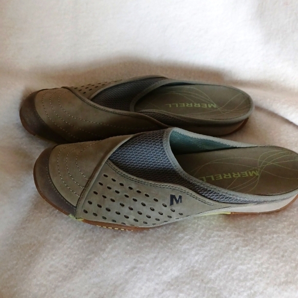 Merrell Light Weight Clogs, Dark Kahki - Picture 3 of 5